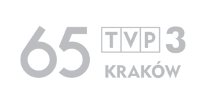 Duży szary napis 65 TVP 3 Kraków na jasnym tle, z logo TVP w prostokącie i stopką na dole. Prawdopodobnie oznacza to 65. rocznicę powstania TVP3 Kraków, regionalnej polskiej stacji telewizyjnej.