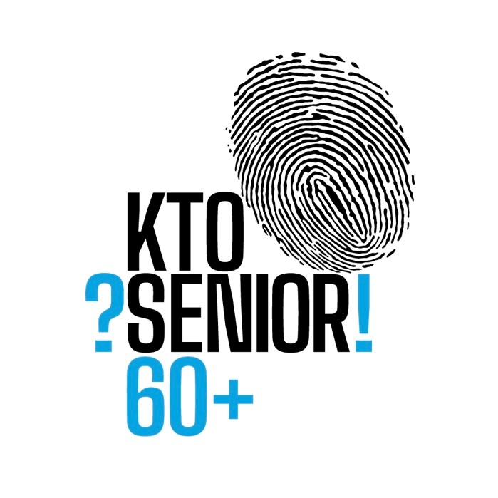 Czarny odcisk palca nad pogrubionym tekstem "KTO SENIOR? 60+" ze znakiem zapytania i "60+" w kolorze niebieskim, reszta w kolorze czarnym, na białym tle - idealny do promowania warsztatów dla seniorów lub angażowania seniorzy przez cały rok.
