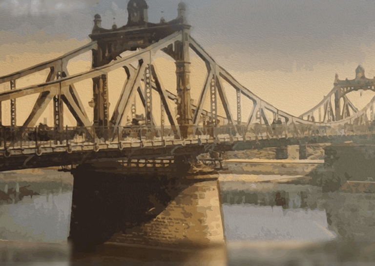 Cyfrowo namalowany obraz starego żelaznego mostu nad szeroką rzeką z solidnymi kamiennymi filarami, pod zachmurzonym niebem w ciepłych, stonowanych kolorach - oddający tajemniczy urok Salon Bizarre.