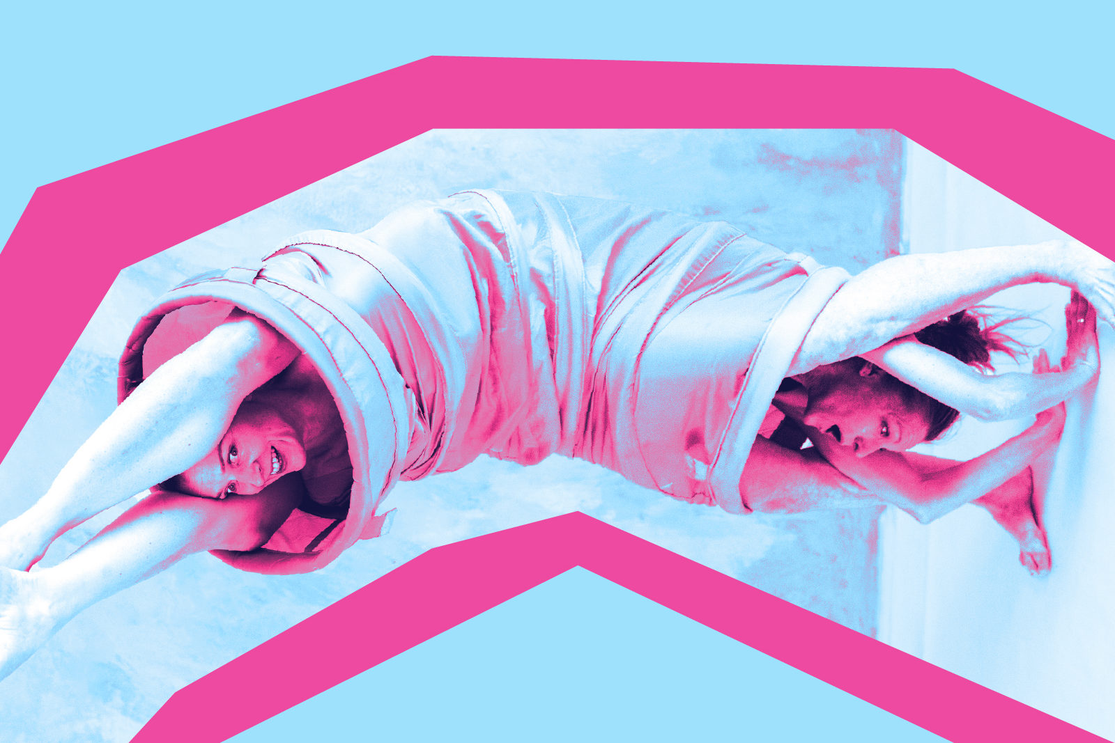 Dwie kobiety owinięte tkaniną wykonują akrobatyczną pozę na niebiesko-białym tle, otoczone odważnym różowym geometrycznym kształtem.