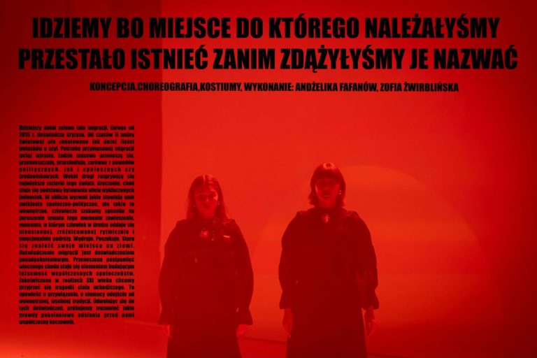 Dwie osoby stoją obok siebie na czerwonym tle i zacienionym okręgu. Polski tekst, z pogrubionymi nagłówkami i jaśniejszą treścią, wypełnia górny i lewy obszar - tworząc scenę dla intrygującego spektaklu lub współczesnej sztuki.