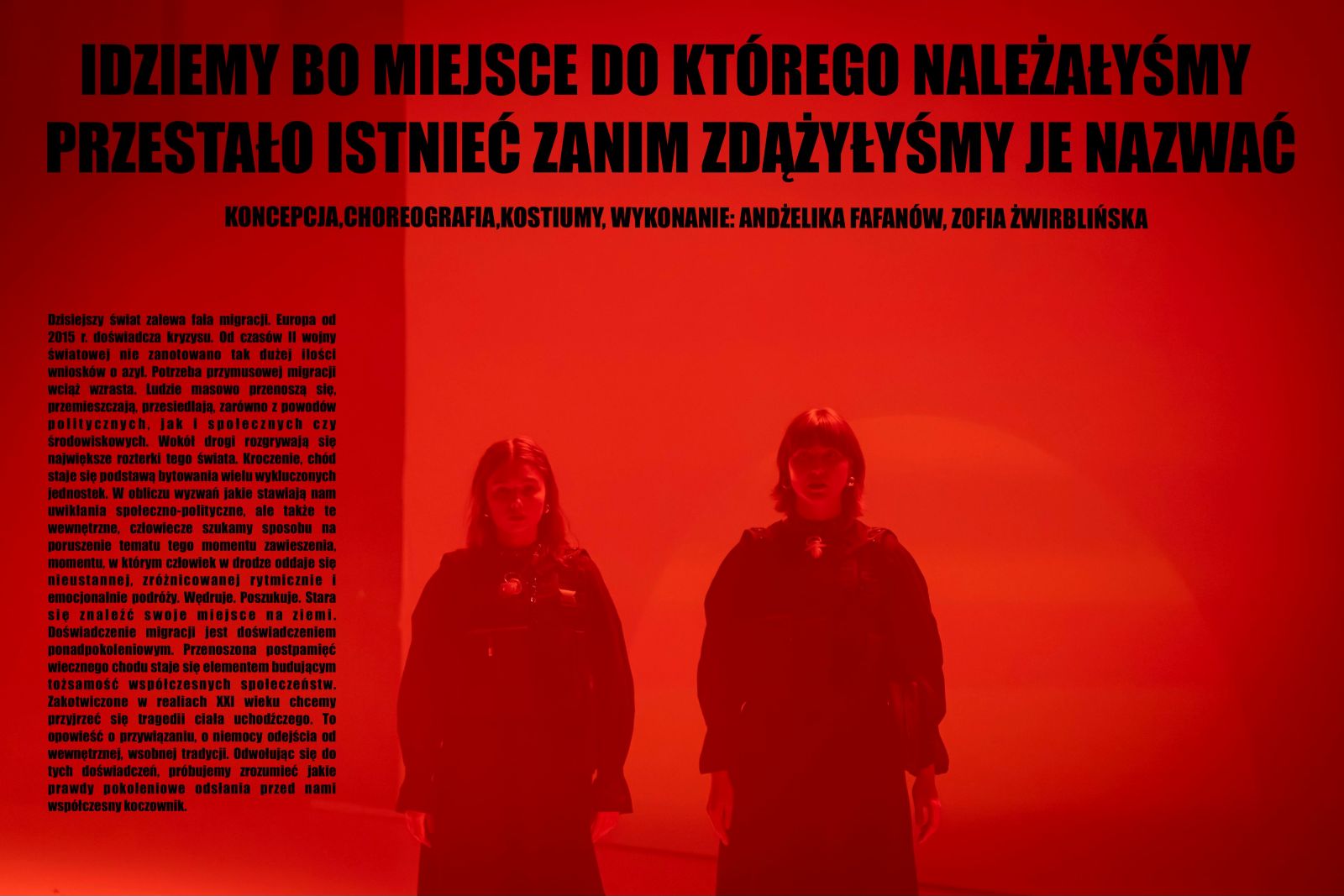 Dwie osoby stoją obok siebie na czerwonym tle i zacienionym okręgu. Polski tekst, z pogrubionymi nagłówkami i jaśniejszą treścią, wypełnia górny i lewy obszar - tworząc scenę dla intrygującego spektaklu lub współczesnej sztuki.