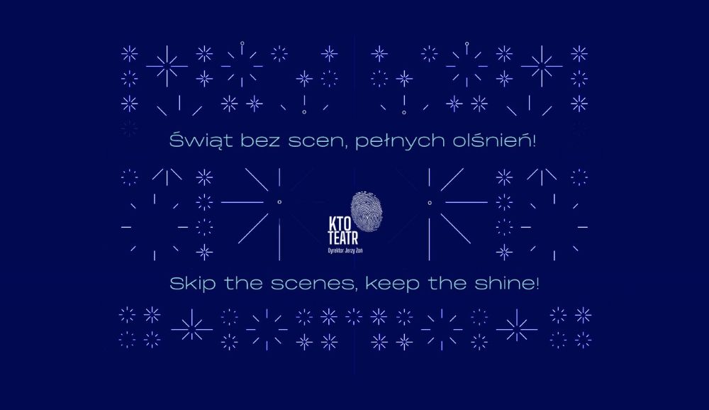 Ciemnoniebieska grafika z białymi ozdobnymi motywami gwiazd i płatków śniegu. Na środku napis: Świąt bez scen, pełnych olśnień! Pomiń sceny, zachowaj blask! Automatycznie zapisany szkic KTO teatr logo pojawia się poniżej tekstu.