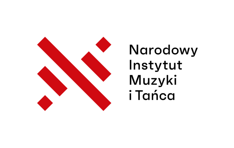 Logo z czterema czerwonymi ukośnymi liniami o różnej długości i czarnym tekstem po prawej stronie z napisem Narodowy Instytut Muzyki i Tańca na białym tle, reprezentującym inicjatywę Przestrzenie sztuki.