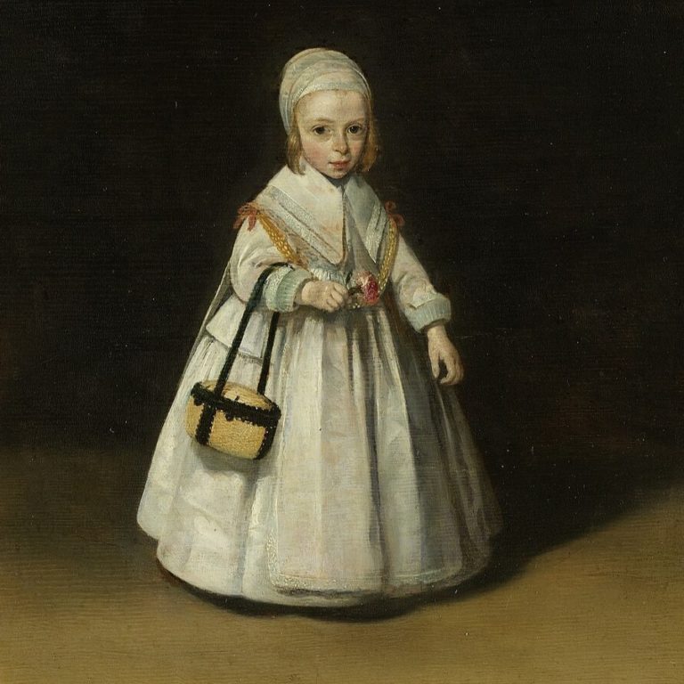 Małe dziecko ubrane w wytworną białą suknię z czepkiem, trzymające mały kwiatek i koszyk, stoi na ciemnym, prostym tle w klasycznym stylu portretowym - odzwierciedlającym refleksyjny ton felietonu Pawła Głowackiego.