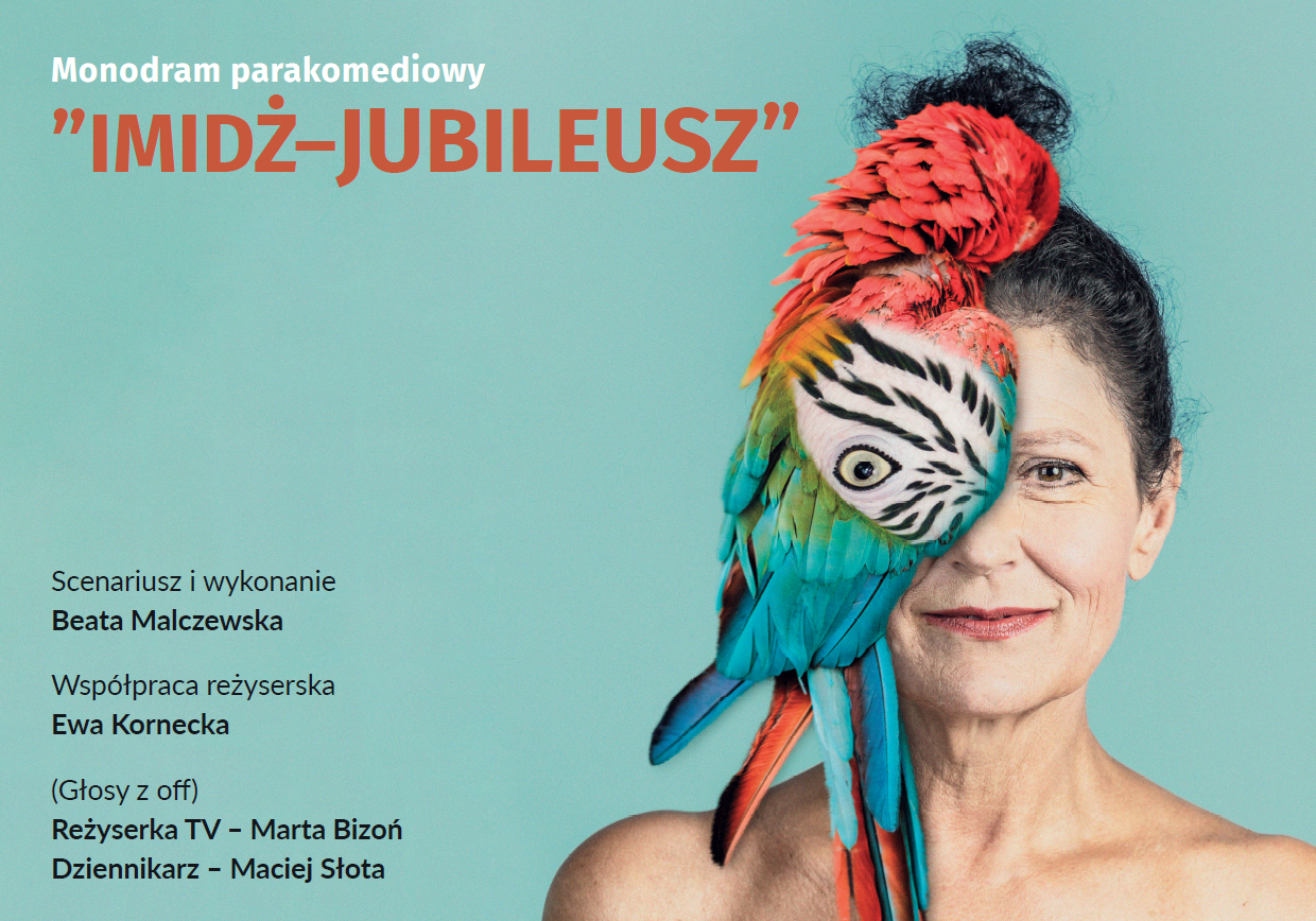 Uśmiechnięta starsza kobieta o siwych włosach ma na ramieniu kolorową papugę, której głowa zakrywa jedno oko. Tekst w języku polskim udostępnia Dzień Kobiet szczegóły wydarzenia dla monodramu komediowego IMIDŻ-JUBILEUSZ w teatrze.