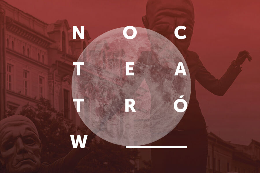 Dwóch wykonawców w dużych maskach stoi na zewnątrz na tle zabytkowych budynków, z półprzezroczystym księżycem i napisem "Noc Teatrów 2026" pogrubionymi białymi literami. Czerwonawy odcień obrazu podkreśla żywą atmosferę tego urzekającego święta teatru.