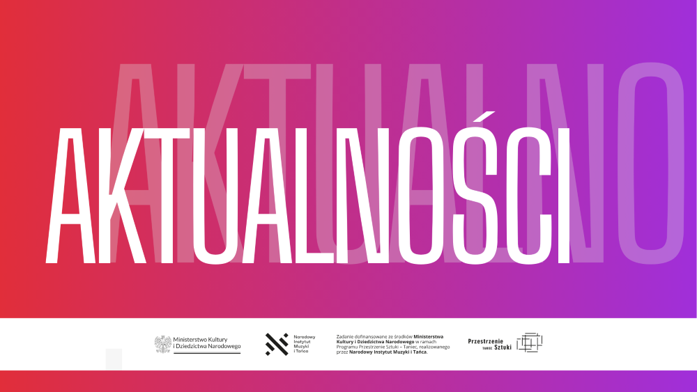 Biały polski tekst "AKTUALNOŚCI" (oznaczający wiadomości lub aktualizacje) na gradientowym czerwono-fioletowym tle, z logo i drobnym drukiem u dołu związanym z polskimi organizacjami kulturalnymi, takimi jak Przestrzenie Sztuki i celebrującymi świat sztuki.