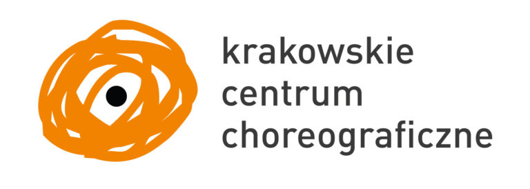 Logo Krakowskiego Centrum Choreograficznego z abstrakcyjnym pomarańczowym wirem i czarną kropką po lewej stronie oraz nazwą pisaną szarymi małymi polskimi literami po prawej stronie, symbolizującą jego rolę w Przestrzeni Sztuki i jako Partnera w sztuce.