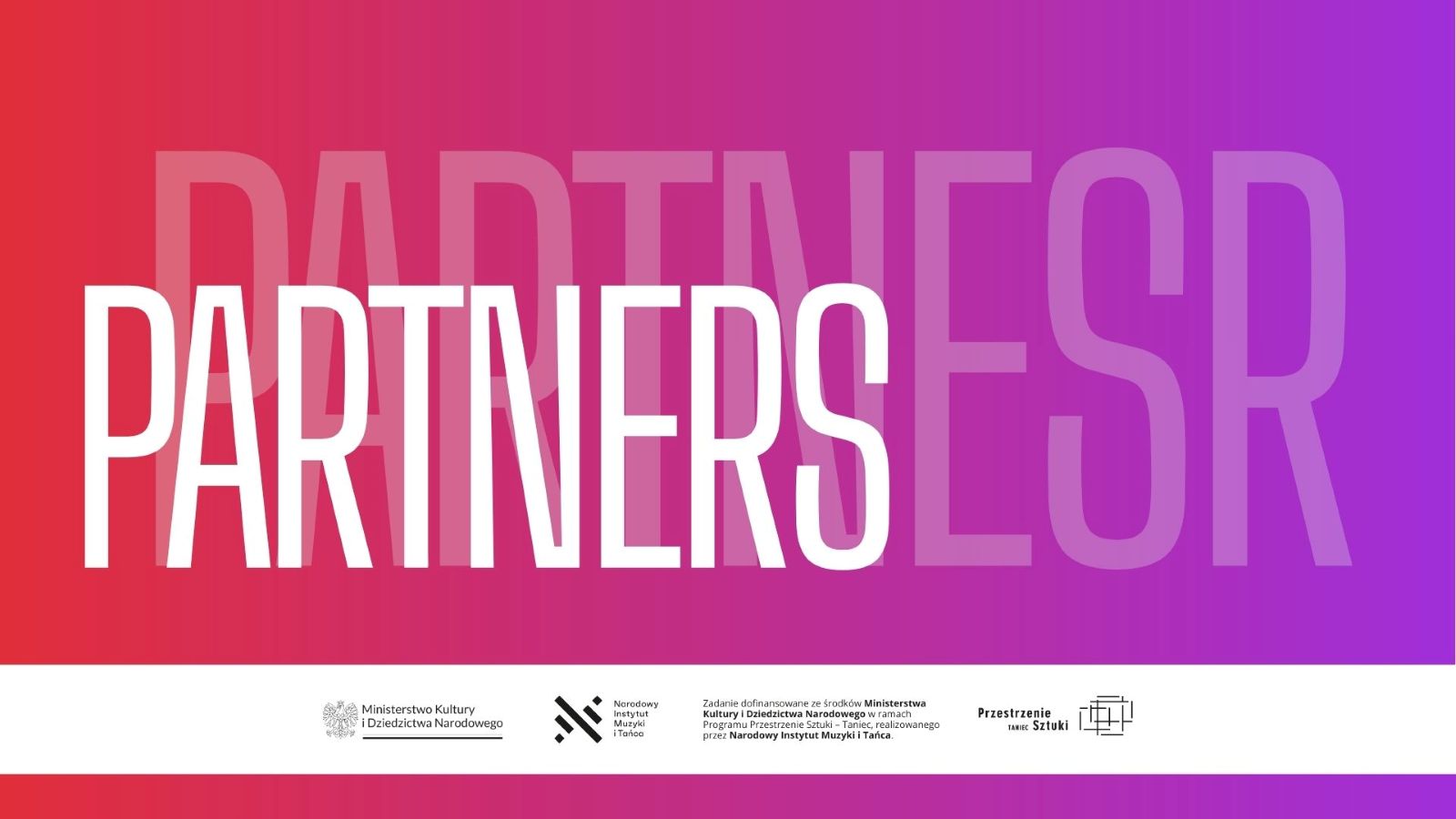 Duży biały napis PARTNERS na różowo-fioletowym gradientowym tle, z wyblakłą większą wersją słowa za nim. Biały pasek u dołu podkreśla Art Partners i kilka logo instytucji, odzwierciedlając współpracę Polskich Przestrzeni Sztuki.