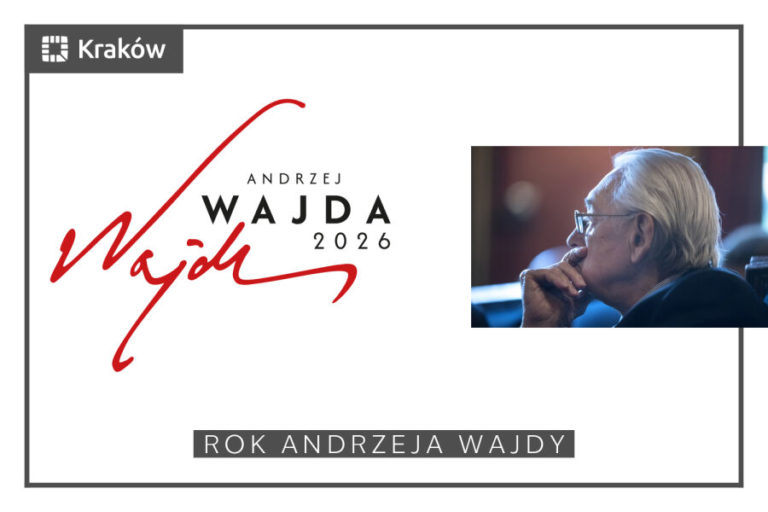 Grafika promująca "Rok Andrzeja Wajdy 2026" w Krakowie, zawierająca stylizowany tekst i zdjęcie profilowe Andrzeja Wajdy - w podeszłym wieku, z siwymi włosami i w okularach - siedzącego i opierającego podbródek na dłoni, co oznacza jego 100. urodziny.