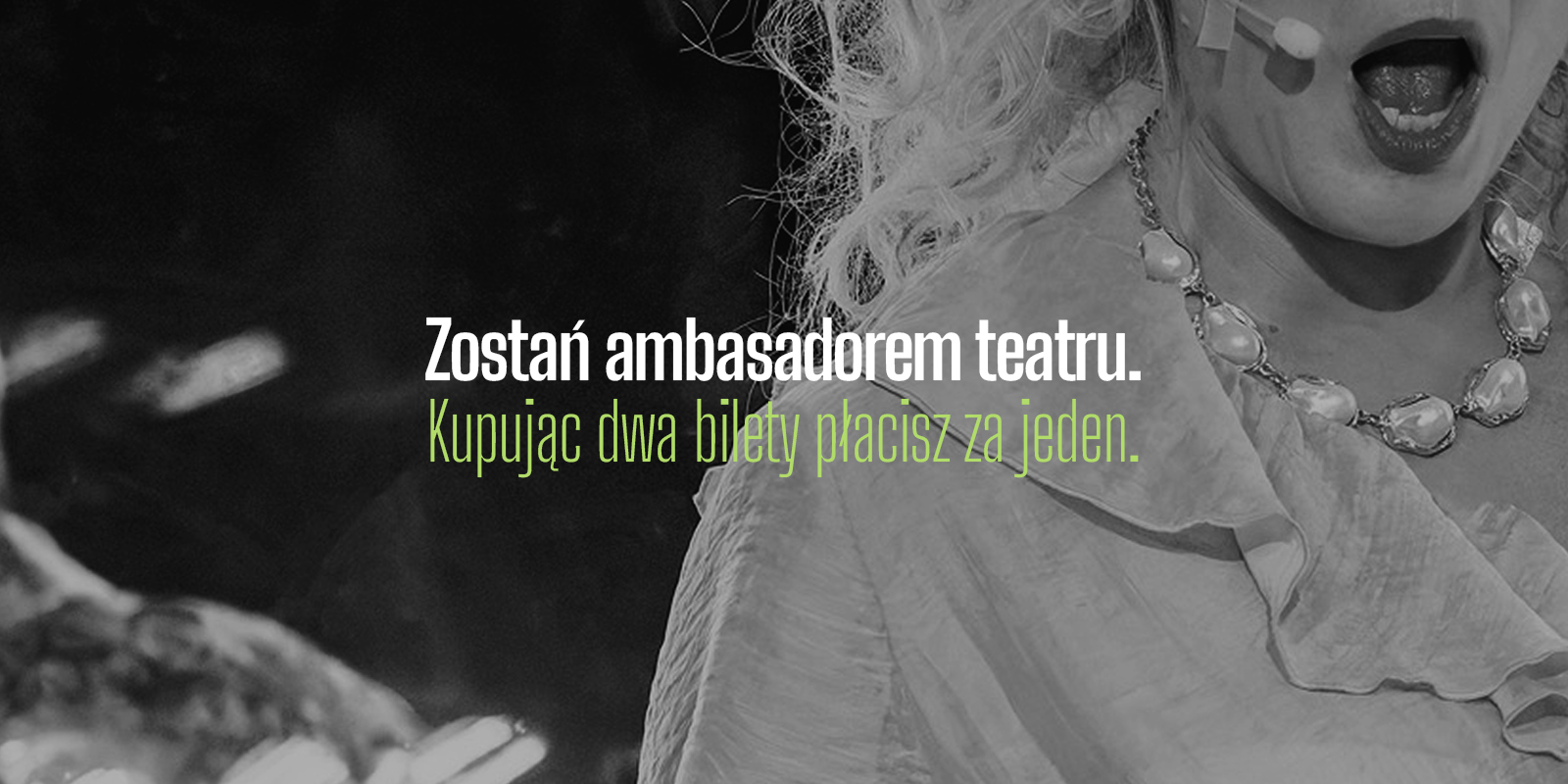 Osoba z kręconymi białymi włosami, wyszukanym makijażem i mikrofonem w słuchawkach stoi na scenie Teatru KTO. Tekst w języku polskim brzmi: Zostań ambasadorem teatru z okazji Międzynarodowego Dnia Teatru. Kupując dwa bilety płacisz za jeden.