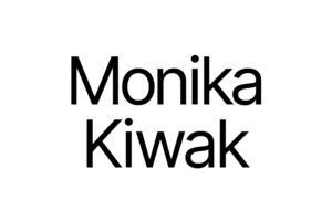 Wizerunek przedstawia nazwisko Moniki Kiwak, jednej z Twórców, napisane dużymi, pogrubionymi czarnymi literami na białym tle.
