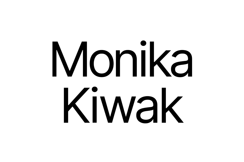 Wizerunek przedstawia nazwisko Moniki Kiwak, jednej z Twórców, napisane dużymi, pogrubionymi czarnymi literami na białym tle.