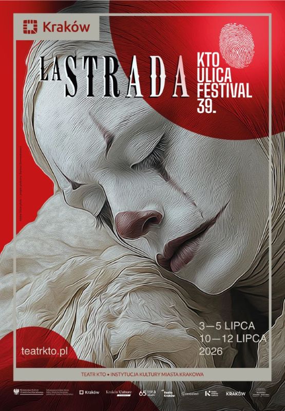 Plakat 39. edycji festiwalu ULICA w Krakowie, przedstawiający w zbliżeniu smutnego klauna z białą farbą na twarzy i czerwonymi akcentami, z zamkniętymi oczami, spoczywającego na skulonym stworzeniu. Podano daty wydarzeń i stronę internetową festiwalu.